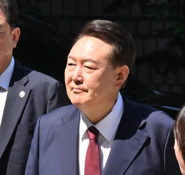 윤석열 전 대통령이 지난 23일 서울 서초구 서울중앙지방법원에서 열린 내란 우두머리 혐의·직권남용 권리행사 방해 혐의 사건 8차 공판에 출석하고 있다 사진연합뉴스
