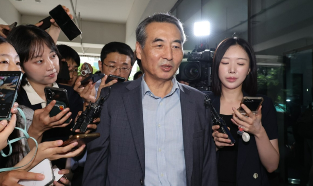 윤석열 전 대통령의 부인 김건희 여사 관련 의혹을 수사하는 민중기 특별검사가 24일 오전 서울 서초구 서초동에 마련된 임시 사무실로 출근하며 기자들 질문에 답하고 있다 사진연합뉴스