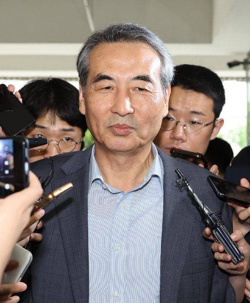 윤석열 전 대통령 부인 김건희 여사 관련 의혹을 수사할 민중기 특별검사가 24일 오전 서울 서초구 서초동에 마련된 임시 사무실로 출근하고 있다 사진연합뉴스