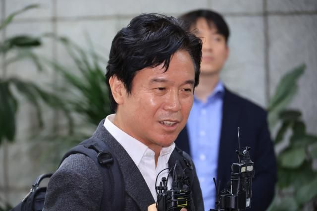 김영훈 고용노동부 장관 후보자가 24일 인사청문회 준비 사무실이 위치한 서울 중구 서울지방고용노동청으로 들어서며 취재진의 질문에 답하고 있다 사진연합뉴스