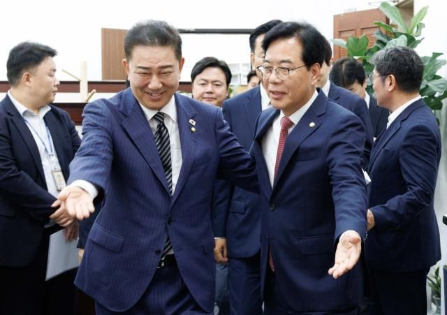 김병기 더불어민주당 당 대표 직무대행 겸 원내대표왼쪽와 송언석 국민의힘 원내대표가 24일 국회에서 추가경정예산안 처리를 위한 본회의 개최 일정과 상임위원장 재배분 문제 등을 논의하기 위한 우원식 국회의장과의 회동에 참석하고 있다 사진연합뉴스