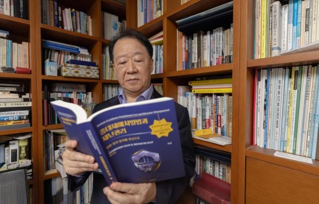 이연 선문대학교 미디어커뮤니케이션학부 명예교수는 올해 1월 ‘중대재해처벌법과 재난관리’라는 책을 펴내며 영국과 일본의 노동자 안전 사례를 구체적으로 다뤘다 사진유대길 기자