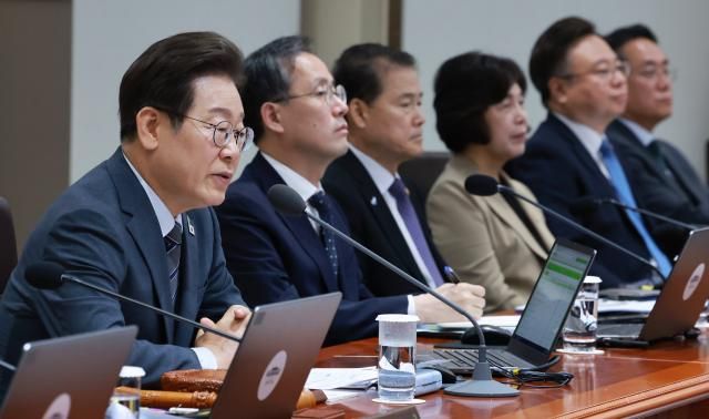 이재명 대통령이 24일 서울 용산 대통령실 청사에서 열린 국무회의를 주재하고 있다 사진연합뉴스
