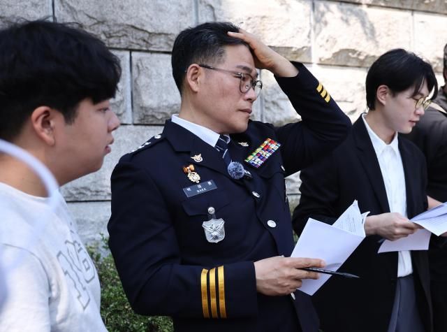 백해룡 전 영등포경찰서 형사과장경정이 12일 서울 서초구 대검찰청 앞에서 인천세관 마약 밀수 연루 의혹 관련 합동수사팀 출범에 대한 입장을 밝히기 위해 취재진 앞에 서 있다 2025612 사진연합뉴스