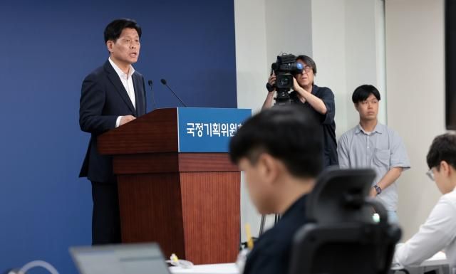 조승래 국정기획위원회 대변인이 24일 서울 종로구 국정기획위원회에서 브리핑을 하고 있다 사진연합뉴스