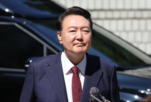 윤석열 전 대통령이 지난 23일 서울 서초구 서울중앙지방법원에서 열린 내란 우두머리 혐의·직권남용 권리행사 방해 혐의 사건 8차 공판에 출석하고 있다 사진연합뉴스