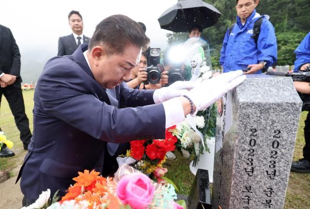 김병기 더불어민주당 당 대표 직무대행 겸 원내대표가 25일 국립대전현충원에 안장된 채 상병 묘역을 찾아 참배하고 있다 사진연합뉴스