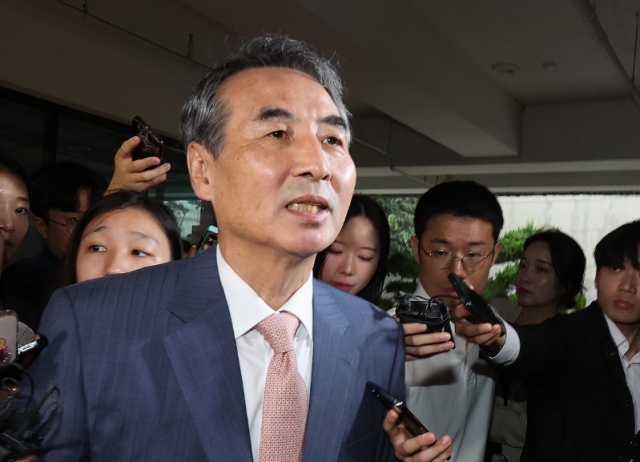 민중기 특별검사가 25일 오전 서울 서초구에 마련된 특검팀 임시 사무실로 출근하며 기자들의 질문에 답하고 있다 사진연합뉴스