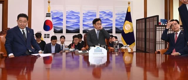 우원식 국회의장과 여야 원내대표들이 지난 24일 국회에서 추가경정예산안 처리를 위한 본회의 개최 일정과 상임위원장 재배분 문제 등을 논의하기 위해 회동하고 있다 사진연합뉴스