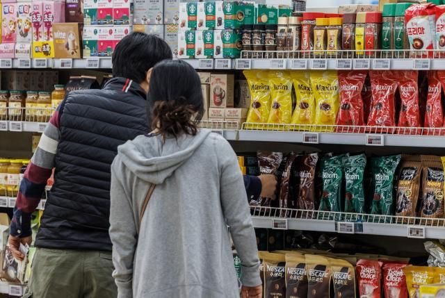 시민들이 서울 서초구 농협 하나로마트 양재점에서 커피를 고르고 있는 모습