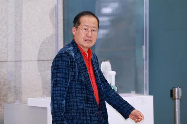 홍준표 전 대구시장이 지난 17일 인천국제공항 제1여객터미널을 통해 귀국하고 있다 사진연합뉴스