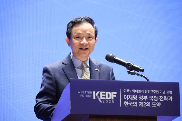 25일 오전 서울 여의도 CCMM 빌딩에서 열린 2025 코리아 이코노믹 디자인 포럼KEDF에서 다이빙 주대한민국 중화인민공화국 특명전권대사가 환영사를 하고 있다 사진AJP 한준구