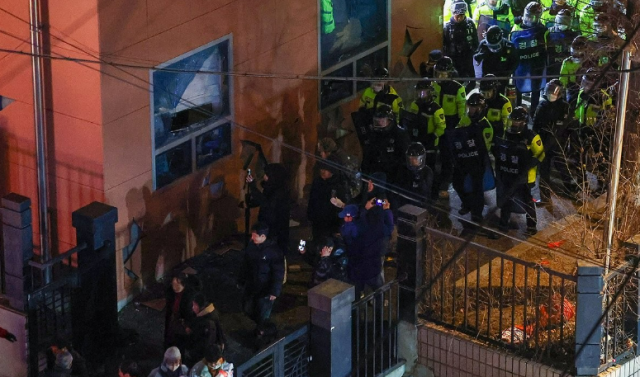 내란 우두머리 혐의를 받는 윤석열 전 대통령의 구속영장이 발부된 1월 19일 오전 서울 마포구 서울서부지방법원 후문에서 경찰 기동대원들이 경내로 침입한 윤 대통령 지지자들을 내보내고 있다 사진연합뉴스