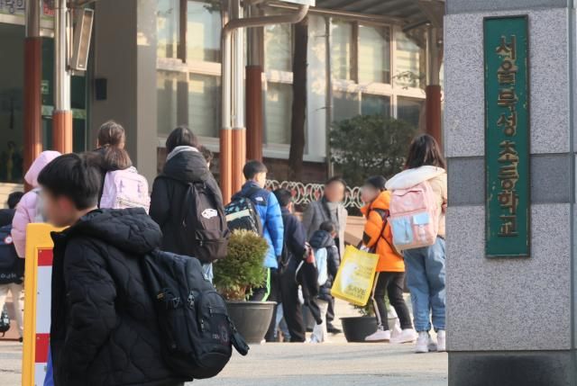 10일 서울 서대문구 북성초등학교에서 학생들이 등교하고 있다 북성초는 건물 안전등급 문제로 개학일을 4월 11일로 연기했다 학부모들의 투표를 통해 특별교실을 일반교실로 전환하기로 결정하고 이날 개학했다 2025310 사진연합뉴스 