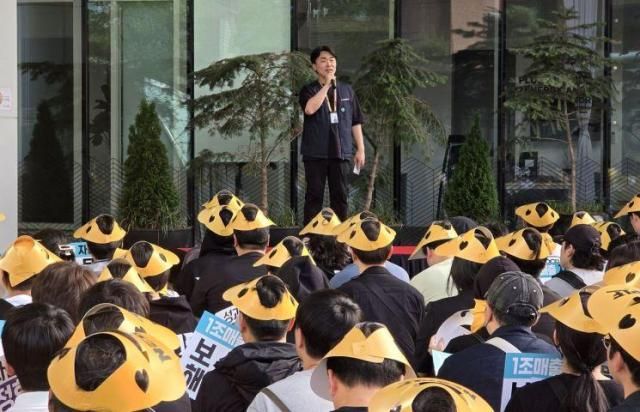 사측의 성과급 제도 변경에 항의하며 쟁의에 들어간 넥슨 자회사 네오플 노동조합의 조정우 분회장이 18일 서울 강남구 서울지사 사옥 앞에서 집회를 열고 발언하고 있다 사진연합뉴스 