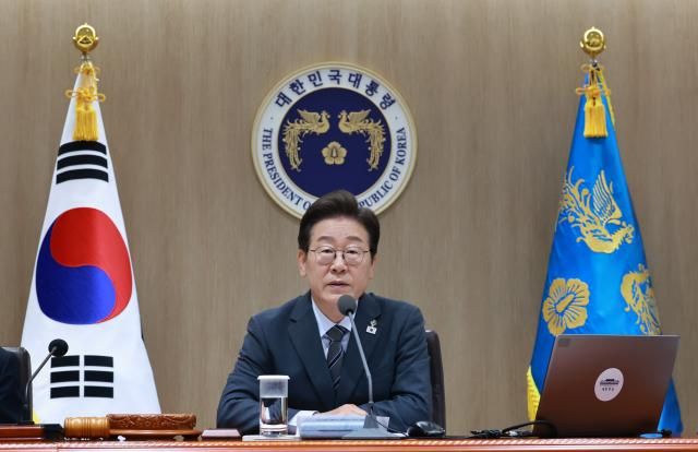 이재명 대통령이 24일 서울 용산 대통령실 청사에서 열린 국무회의를 주재하고 있다 사진연합뉴스