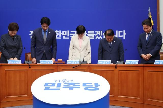 전현희 더불어민주당 의원왼쪽 세번째 등 최고위원들이 25일 국회에서 열린 최고위원회의에서 6·25 전쟁 75주년을 맞아 희생자들을 추모하며 묵념하고 있다 사진연합뉴스