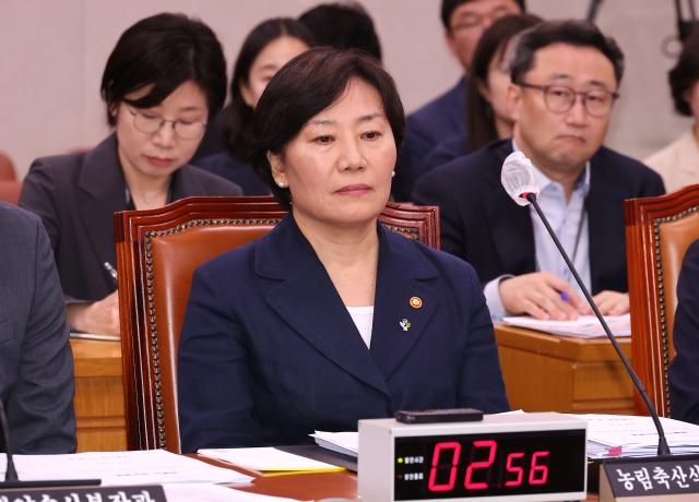 장관 인선에서 유임된 송미령 농림축산식품부 장관이 23일 국회에서 열린 농림축산식품해양수산위원회 전체회의에 참석해 있다 