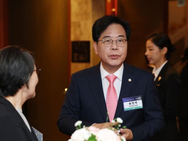 송언석 국민의힘 원내대표가 25일 서울 중구 롯데호텔에서 열린 2025 경향포럼에 참석해 차담을 하고 있다 사진연합뉴스