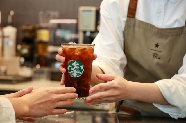 스타벅스 파트너가 제조 음료를 고객에게 전달하는 모습 사진스타벅스 코리아