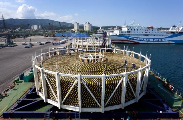 LS전선이 동해시 사업장 인근 동해항에서 해저케이블을 선적하고 있다사진LS전선