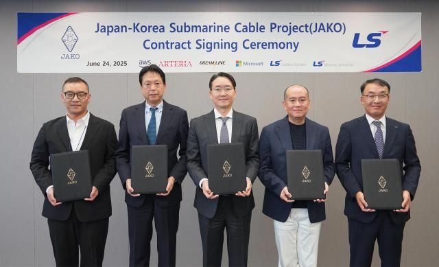 24일 서울 용산구 LS용산타워에서 진행된 ‘JAKOJapan·Korea 프로젝트’ 서명식에서 참석자들이 기념촬영을 하고 있다 왼쪽부터 이한욱 AWS APAC 백본 총괄 다츠야 아베 아르테리아 네트웍스 대표 한윤재 드림라인 대표 스탠리 임 마이크로소프트 상무 주완섭 LS전선 통신·산업솔루션사업본부장전무 사진LS전선