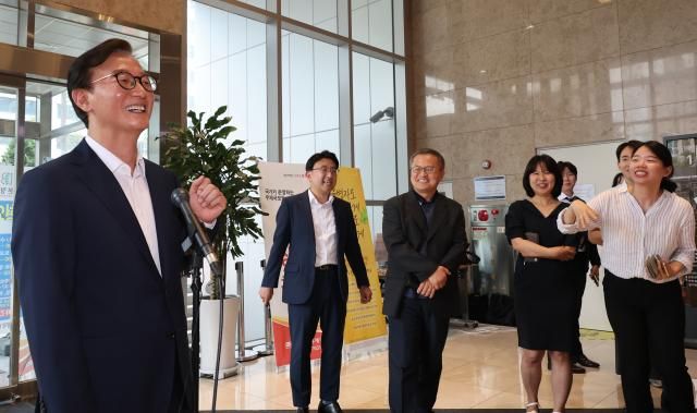 전재수 해양수산부 장관 후보자가 25일 인사 청문 준비 사무실이 있는 서울 마포구 포스트타워 마포로 출근하며 취재진 질문에 답하고 있다 사진연합뉴스