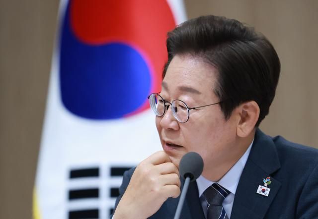 이재명 대통령이 24일 서울 용산 대통령실 청사에서 열린 국무회의를 주재하며 발언하고 있다 사진아주경제