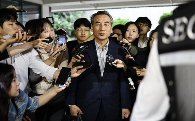 윤석열 전 대통령 부인 김건희 여사 관련한 각종 의혹 사건을 수사하는 민중기 특별검사가 26일 오전 서울 서초구에 마련된 특검팀 사무실로 출근하고 있다 사진연합뉴스