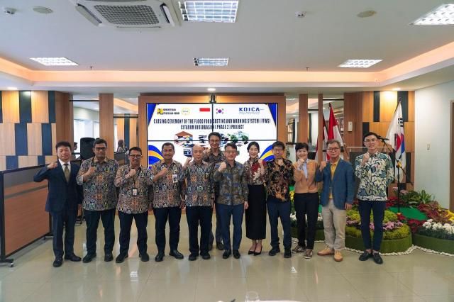 25일 인도네시아 반둥에 위치한 찌따룸강유역관리청BBWS Citarum에서 열린 ‘찌따룸강 유역 홍수 예경보 시스템 구축 2차 사업’ 종료 기념식에서 왼쪽 네번째부터 디안 알마루프 찌따룸강유역관리청장 무함마드 리잘 인도네시아 공공사업부 수자원국 국장 박수덕 주인도네시아 대한민국 대사대리 김효진 코이카 인도네시아 사무소장 등 주요 인사들이 기념사진을 촬영하고 있다 사진코이카