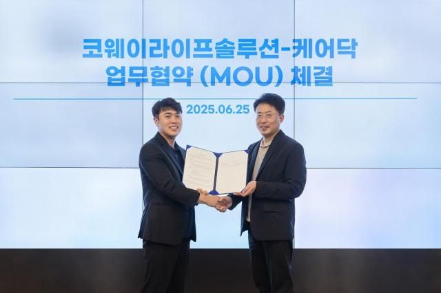 지난 25일 서울 구로구 지타워 코웨이라이프솔루션 본사에서 열린 협약식에서 김명곤 코웨이라이프솔루션 대표이사오른쪽와 박재병 케어닥 대표이사왼쪽가 기념 촬영을 하고 있다 사진코웨이