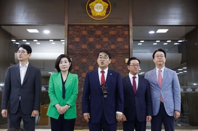 김민석 국무총리 후보자 인사청문특별위원회 국민의힘 간사를 맡고 있는 배준영 의원이 26일 서울 여의도 국회 로텐더홀에서 기자회견을 하고 있다 사진연합뉴스