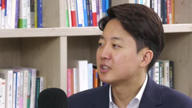 이준석 개혁신당 의원이 26일 아주경제·아주ABC 신율의 정치미각에 출연해 “국민의힘이 구조적인 한계를 극복하지 않는 한 내년 지방선거 전에 합당할 가능성이 작다”고 밝혔다 사진연합뉴스