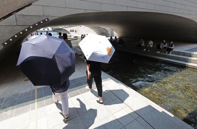 청계천 다리 아래 휴식 취하는 시민들 서울연합뉴스 류영석 기자 무더운 날씨가 이어지는 23일 서울 청계천을 찾은 시민 및 관광객들이 모전교 아래 그늘에서 햇볕을 피하고 있다 2025623 ondolynacokr2025-06-23 143524 저작권자 ⓒ ㈜연합뉴스 무단 전재 재배포 금지 AI 학습 및 활용 금지저작권자 ⓒ ㈜연합뉴스 무단 전재 재배포 금지 AI 학습 및 활용 금지