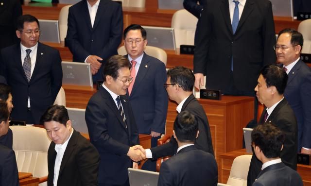 이재명 대통령이 26일 서울 여의도 국회 본회의장에서 정부의 2차 추가경정예산안 제출과 관련해 첫 시정연설을 마치고 국민의힘 의원들과 인사하고 있다사진연합뉴스