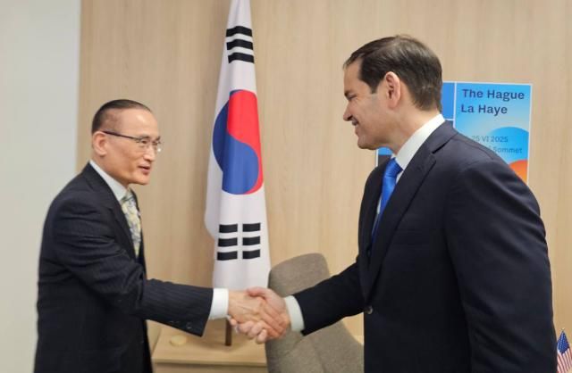 위성락 안보실장 루비오 미 국무장관 면담 서울연합뉴스 네덜란드 헤이그에서 개최된 NATO 정상회의에 이재명 대통령을 대신해 참석한 위성락 안보실장이 24일현지시간 마코 루비오 미 국무장관을 면담했다고 대통령실이 25일 전했다 2025625 대통령실 제공 재판매 및 DB 금지 photoynacokr2025-06-25 203720 저작권자 ⓒ ㈜연합뉴스 무단 전재 재배포 금지 AI 학습 및 활용 금지저작권자 ⓒ ㈜연합뉴스 무단 전재 재배포 금지 AI 학습 및 활용 금지