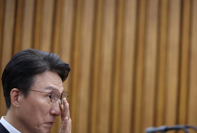 김민석 국무총리 후보자가 25일 서울 여의도 국회에서 열린 인사청문회에서 눈가를 만지고 있다 사진연합뉴스