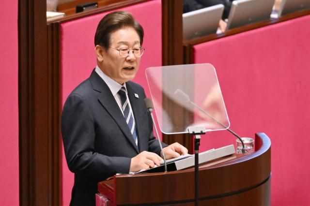 이재명 대통령이 26일 서울 여의도 국회 본회의장에서 정부의 2차 추가경정예산안 제출과 관련해 첫 시정연설을 하고 있다사진연합뉴스