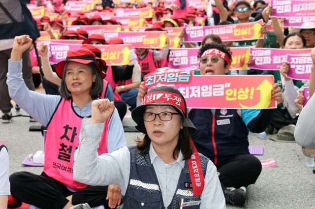 진짜 최저임금 인상촉구 결의대회 세종연합뉴스 배재만 기자 26일 최저임금위원회 7차 전원회의가 열리고 있는 정부세종청사 최저임금위원회 앞에서 열린 모두를 위한 진짜 최저임금 인상 촉구 결의대회에서 민주노총과 한국노총 소속 조합원들이 최저임금 인상을 촉구하고 있다 2025626 scoopynacokr2025-06-26 154514 저작권자 ⓒ ㈜연합뉴스 무단 전재 재배포 금지 AI 학습 및 활용 금지저작권자 ⓒ ㈜연합뉴스 무단 전재 재배포 금지 AI 학습 및 활용 금지