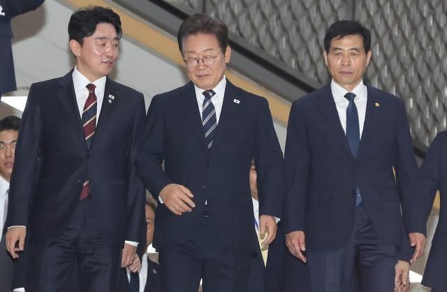 이재명 대통령이 26일 서울 여의도 국회에서 추가경정예산 시정연설을 마친 뒤 본회의장에서 나와 이동하고 있다 2025626 사진연합뉴스