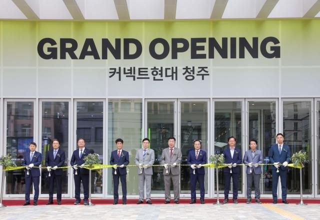 27일 오전 충북 청주시 커넥트현대 청주 정문 앞에서 열린 오프닝 세레모니에서 장호진 현대지에프홀딩스 사장사진 왼쪽과 정지영 현대백화점 사장오른쪽이 참석자들과 테이프 커팅식을 진행하고 있다 사진현대백화점