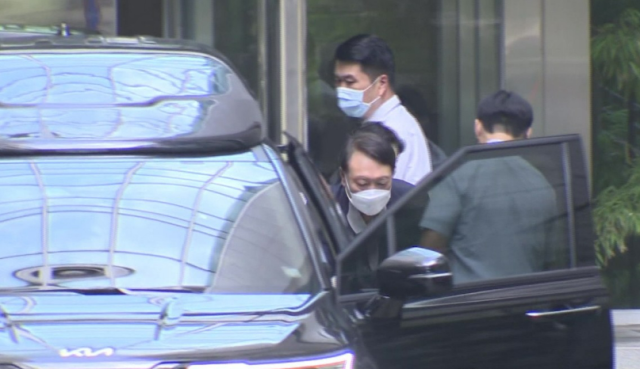 특검 출범을 앞두고 우울증 등을 이유로 입원했던 김건희 여사가 27일 퇴원했다 이날 오후 서울아산병원에서 윤석열 전 대통령이 김 여사의 휠체어를 밀어줬다 사진연합뉴스 