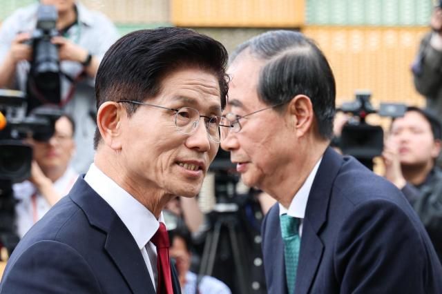 김문수 국민의힘 대선 후보와 한덕수 무소속 대선 후보가 지난 8일 서울 국회 사랑재에 위치한 커피숍에서 회동을 마친 후 인사하고 있다 사진연합뉴스