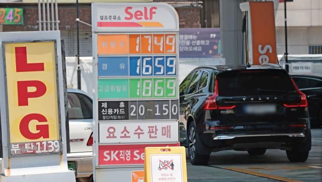 미국의 이란 핵시설 공습으로 중동 리스크가 확대되면서 중동발 석유 공급 차질로 유가와 운임 상승이 우려되는 22일 서울 시내의 한 주유소 앞 유가정보판에 가격이 표시돼 있다 사진연합뉴스