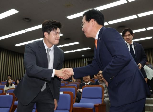 김용태 국민의힘 비상대책위원장이 27일 서울 여의도 국회에서 열린 의원총회에서 송언석 원내대표와 인사하고 있다 사진연합뉴스