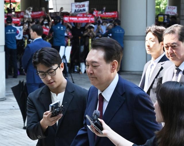 윤석열 전 대통령이 23일 서울 서초구 서울중앙지방법원에서 열린 내란 우두머리 혐의·직권남용 권리행사 방해 혐의 사건 8차 공판에 출석하고 있다사진연합뉴스