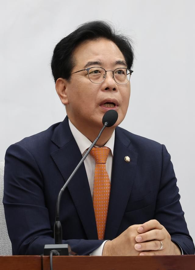 송언석 국민의힘 원내대표가 27일 서울 여의도 국회에서 열린 원내대책회의에서 발언하고 있다 사진연합뉴스