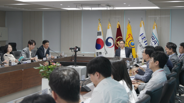 방송인 장성규와 안현모가 방위사업청 유튜브 개편을 맞아 방산 현장과 정책 부서의 생생한 모습을 소개하기 위한 체험형 예능 콘텐츠를 촬영하고 있다 사진방위사업청