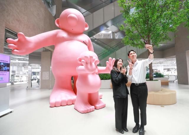27일 오전 충북 청주시 흥덕구 가경동에 위치한 커넥트현대 청주 1층 미스터 핑크 조형물 앞에서 고객들이 기념사진을 찍고 있다 사진현대백화점