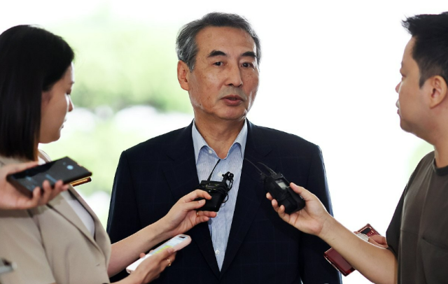 김건희 여사와 관련한 각종 의혹 사건을 수사하는 민중기 특별검사가 27일 서울 서초구에 마련된 특검팀 사무실로 출근하며 취재진 질문에 답하고 있다 사진연합뉴스